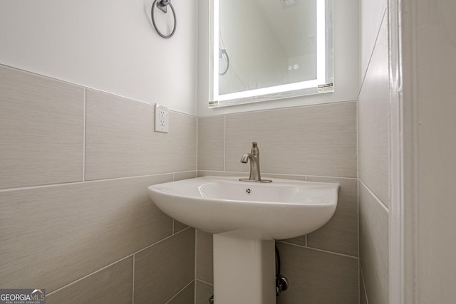 4959 Abbotts Glen Trl NW, Acworth, GA 30101 - bathroom with tile walls