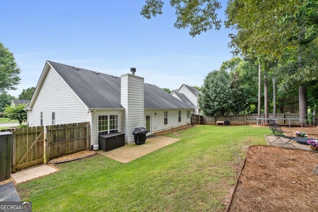 192 Sandhurst Ct, Suwanee, GA 30024 - fenced backyard featuring a trampoline and a patio area