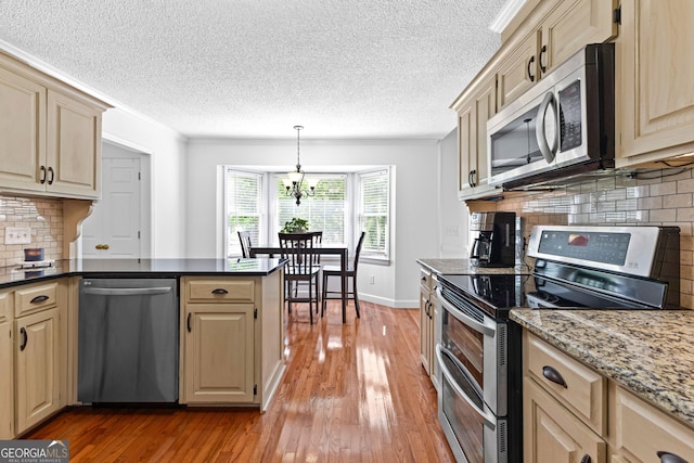 100 Merrill Dr, Lagrange, GA 30241 - kitchen featuring stainless steel appliances, light wood-style flooring, tasteful backsplash, and a textured ceiling
