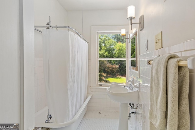 1036 Oxford Rd NE, Atlanta, GA 30306 - bathroom featuring tile walls, healthy amount of natural light, wainscoting, shower / bath combo, and tile patterned floors