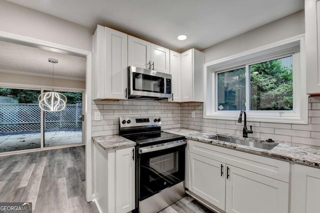 6221 Willow Run Rd, Peachtree Corners, GA 30092 - kitchen with stainless steel appliances, plenty of natural light, white cabinets, tasteful backsplash, and recessed lighting