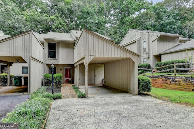 6221 Willow Run Rd, Peachtree Corners, GA 30092 - townhome / multi-family property featuring asphalt driveway and an attached carport