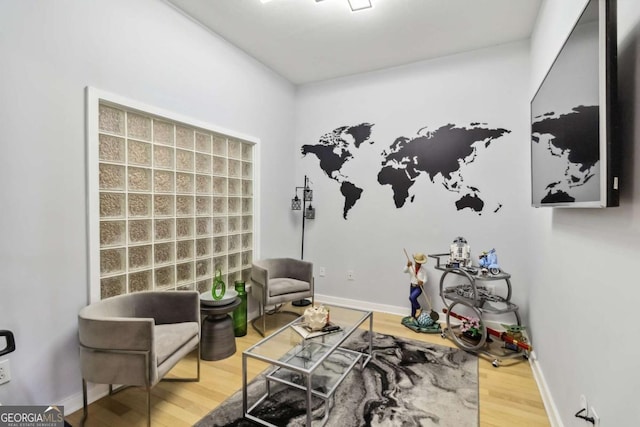 390 17th St NW Unit 6055, Atlanta, GA 30363 - sitting room with wood finished floors and baseboards
