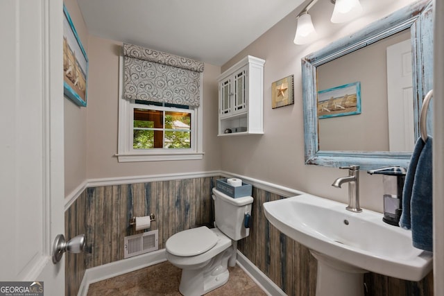 3912 Edenton Ct, Brookhaven, GA 30319 - half bath with wainscoting and wooden walls