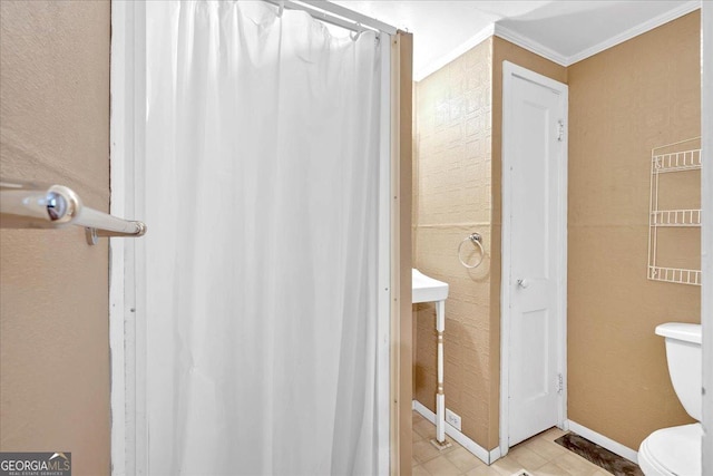 226 Noyes St, Cedartown, GA 30125 - full bathroom featuring ornamental molding and a shower with shower curtain