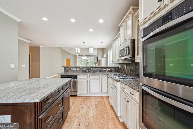 6722 Blue Heron Way, Flowery Branch, GA 30542 - kitchen featuring stainless steel appliances, light wood finished floors, recessed lighting, a peninsula, and backsplash