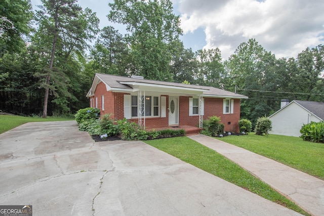 109 Susie Pl, Newnan, GA 30265 - ranch-style home featuring brick siding, covered porch, a front yard, and concrete driveway