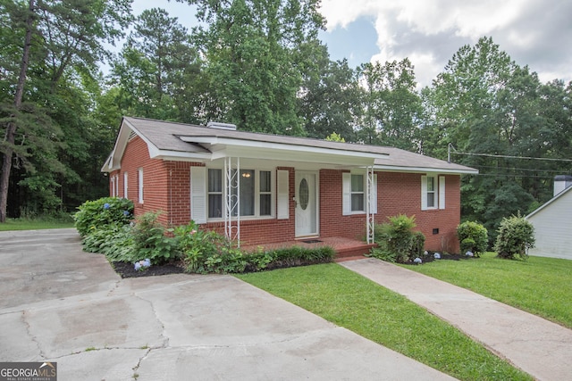 109 Susie Pl, Newnan, GA 30265 - single story home featuring brick siding, covered porch, a front lawn, and crawl space