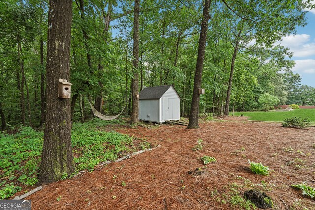 6521 Boulder Crest Ct, Flowery Branch, GA 30542 - view of yard featuring a storage shed