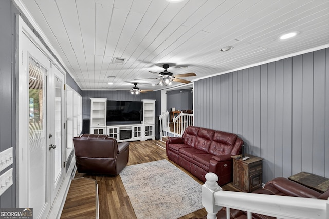 106 Oak Ln, Eatonton, GA 31024 - living room featuring wood finished floors, ceiling fan, and recessed lighting