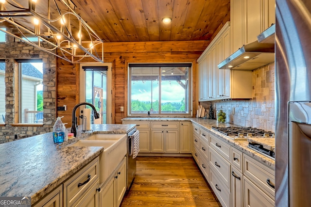 899 Ridge Pointe Way, Blairsville, GA 30512 - kitchen featuring stainless steel appliances, wood finished floors, under cabinet range hood, a chandelier, and decorative backsplash