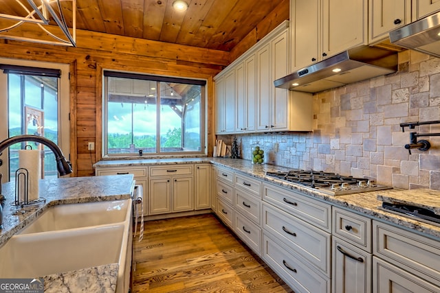 899 Ridge Pointe Way, Blairsville, GA 30512 - kitchen with stainless steel gas cooktop, under cabinet range hood, wood finished floors, tasteful backsplash, and wood ceiling
