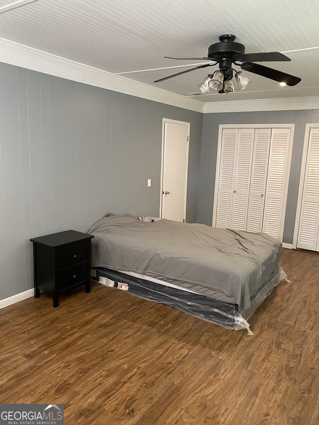 502 S Hull St, Sylvania, GA 30467 - bedroom with wood finished floors, ornamental molding, and a ceiling fan