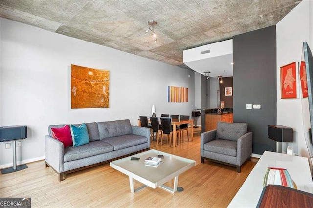 943 Peachtree St NE Unit 902, Atlanta, GA 30309 - living area featuring light wood-type flooring and baseboards