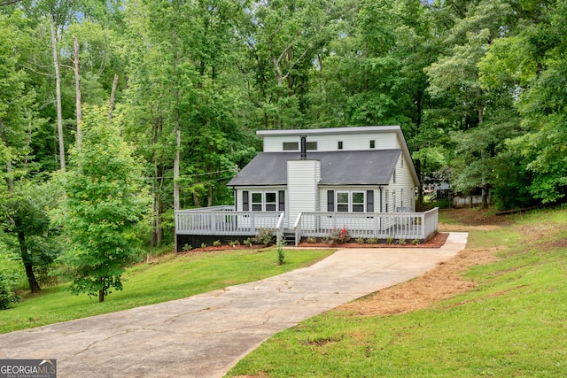 50 Hearthstone Dr, Newnan, GA 30263 - mid-century home with a wooden deck, a front lawn, a shingled roof, and a wooded view