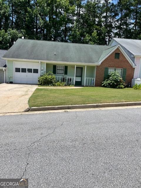 207 Oak Cir N, Stockbridge, GA 30281 - ranch-style home featuring a garage, driveway, and a front yard