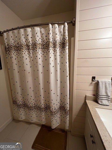 324 Moss Creek Ln, Brunswick, GA 31520 - bathroom featuring vanity, curtained shower, and tile patterned flooring
