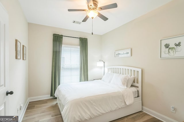 309 E 41st St, Savannah, GA 31401 - bedroom with light wood-style floors and ceiling fan