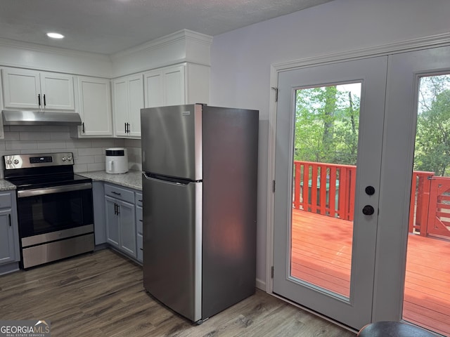 501 Carlton Rd Unit 3-D, Palmetto, GA 30268 - kitchen featuring appliances with stainless steel finishes, under cabinet range hood, gray cabinetry, backsplash, and dark wood-type flooring