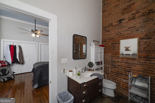 113 N Jefferson Ave, Eatonton, GA 31024 - bathroom featuring a ceiling fan, vanity, wood finished floors, and crown molding
