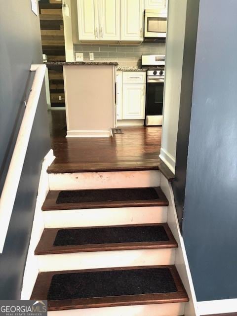 7813 Sugarland Dr, Jonesboro, GA 30236 - view of staircase