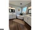 1 Egrets Landing Ct, Savannah, GA 31419 - bathroom featuring lofted ceiling