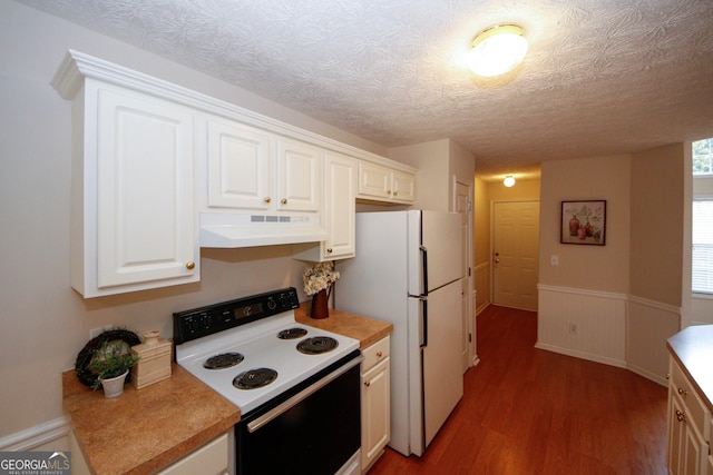 555 Flintlock Dr, Dacula, GA 30019 - kitchen featuring electric range, under cabinet range hood, wood finished floors, freestanding refrigerator, and white cabinets