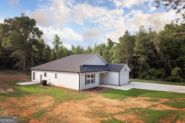 266 Patillo Rd, Jackson, GA 30233 - view of side of home featuring driveway, a garage, a lawn, and roof with shingles