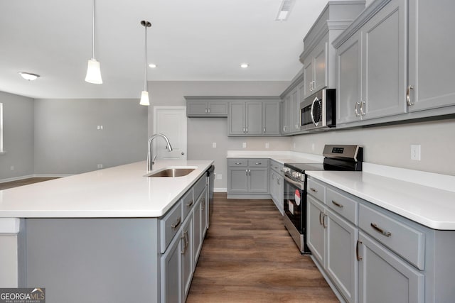 103 Gnome Ct, Perry, GA 31069 - kitchen featuring stainless steel appliances, gray cabinets, dark wood-style floors, light countertops, and recessed lighting