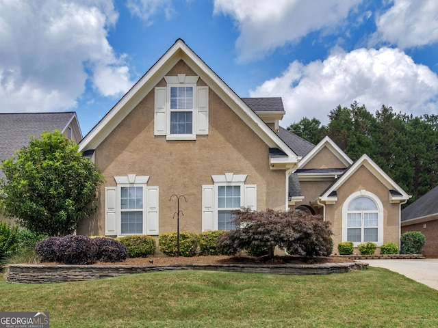 141 Wexford Ct, Stockbridge, GA 30281 - traditional-style house with stucco siding and a front lawn