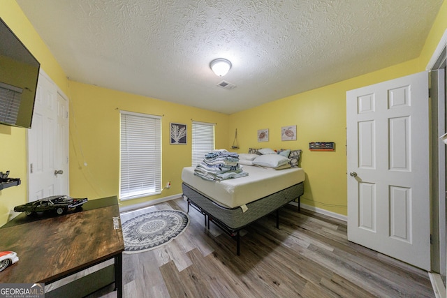 105 N River Dr Unit G, Sandy Springs, GA 30350 - bedroom featuring wood finished floors and a textured ceiling