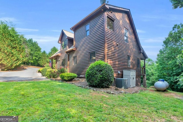 2357 Haven Heights Rd, Hiawassee, GA 30546 - view of side of home featuring log veneer siding and a yard