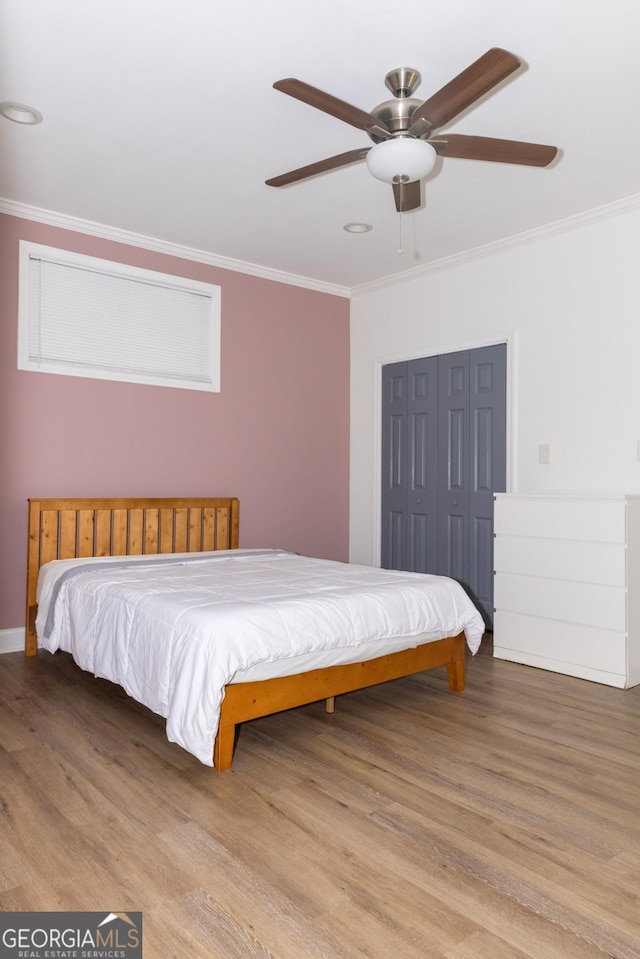 996 Palmetto Ave SW, Atlanta, GA 30314 - bedroom with crown molding, wood finished floors, a closet, and ceiling fan