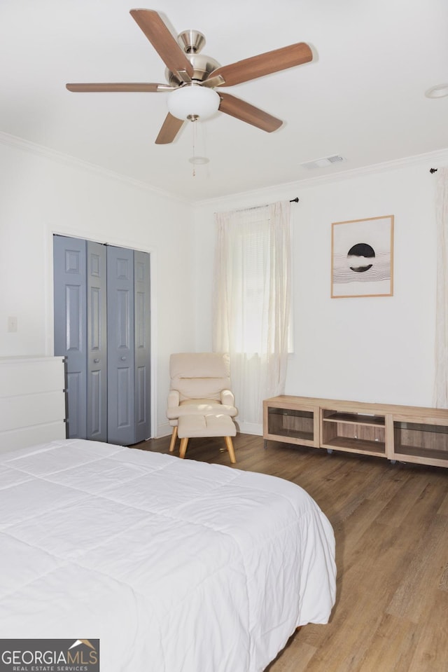 996 Palmetto Ave SW, Atlanta, GA 30314 - bedroom with crown molding, wood finished floors, a closet, and a ceiling fan