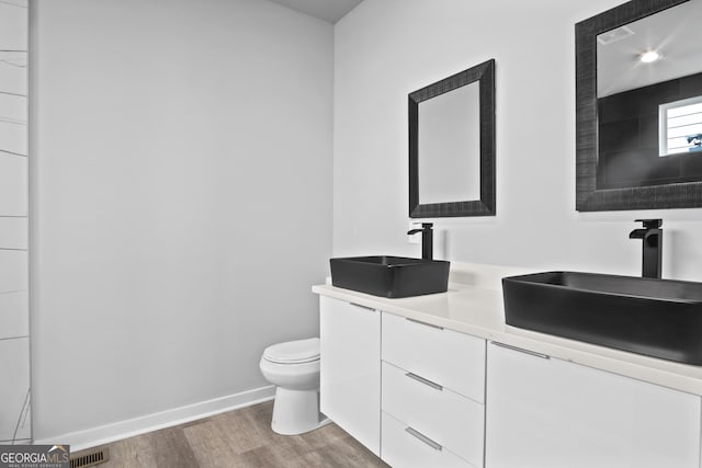 569 Middle St SW, Atlanta, GA 30310 - bathroom featuring wood finished floors and double vanity