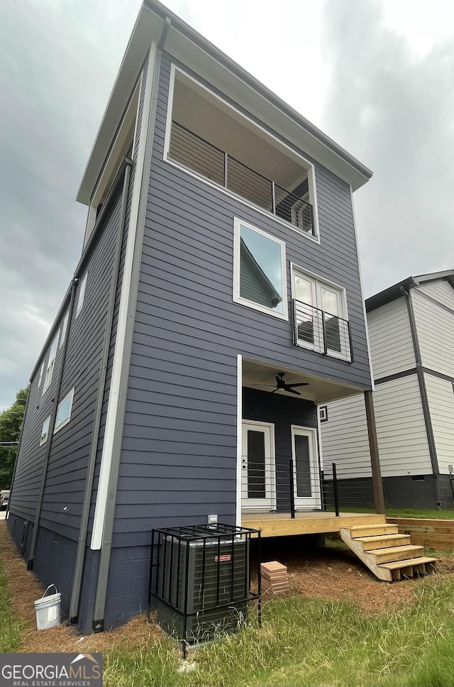 569 Middle St SW, Atlanta, GA 30310 - back of house with a wooden deck and a ceiling fan