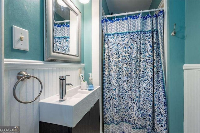 3300 Wiltshire Dr, Avondale Estates, GA 30002 - full bathroom featuring wainscoting, vanity, and curtained shower
