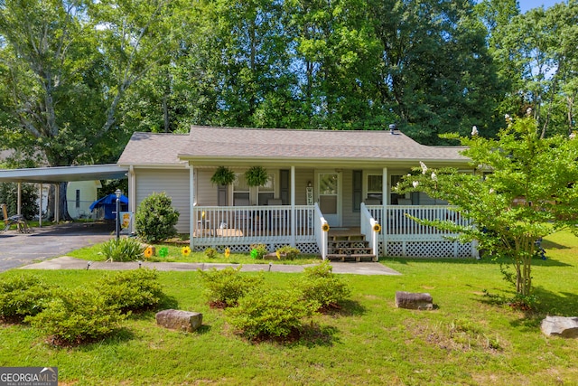 116 Rickman St, Toccoa, GA 30577 - ranch-style home with covered porch, an attached carport, asphalt driveway, and a front lawn