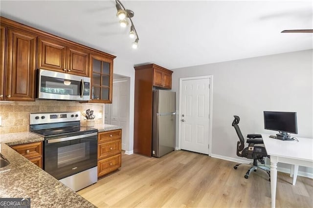410 Sheringham Ct, Roswell, GA 30076 - kitchen with stainless steel appliances, tasteful backsplash, light wood-style floors, and brown cabinets