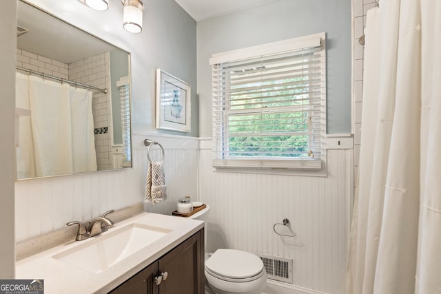 2163 Medfield Trl NE, Chamblee, GA 30345 - full bath featuring a wainscoted wall, vanity, and a shower with curtain