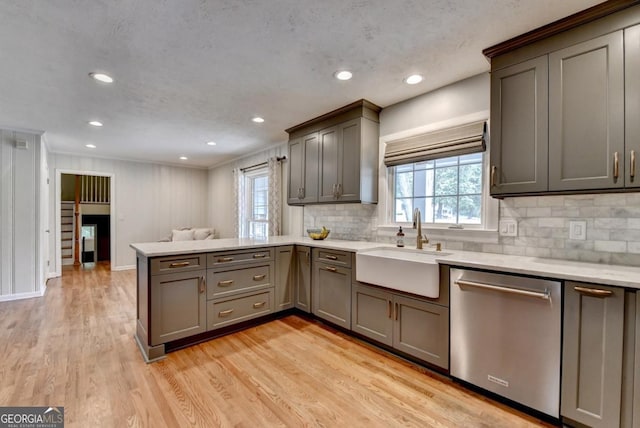 595 Glenforest Rd, Sandy Springs, GA 30328 - kitchen with stainless steel dishwasher, crown molding, a peninsula, tasteful backsplash, and light wood-style flooring