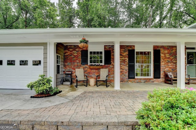 595 Glenforest Rd, Sandy Springs, GA 30328 - porch with an attached garage