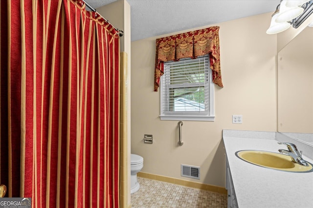 106 Lakeview Dr, Carrollton, GA 30117 - full bath with vanity and a shower with curtain