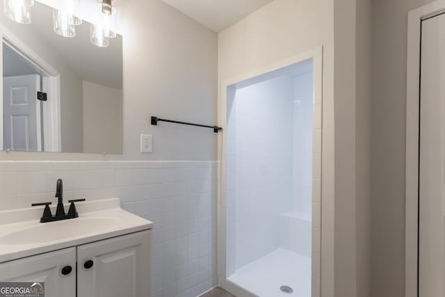 5674 Mountain Cres, Stone Mountain, GA 30087 - full bath featuring tile walls, vanity, and a tile shower