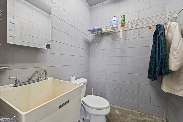 152 Lace Field Ln, Lavonia, GA 30553 - bathroom featuring concrete floors and concrete block wall