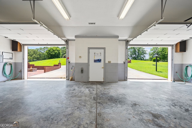 152 Lace Field Ln, Lavonia, GA 30553 - garage featuring concrete block wall