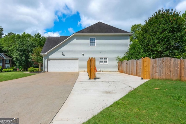 2000 Settindown Dr, Roswell, GA 30075 - view of side of home with driveway