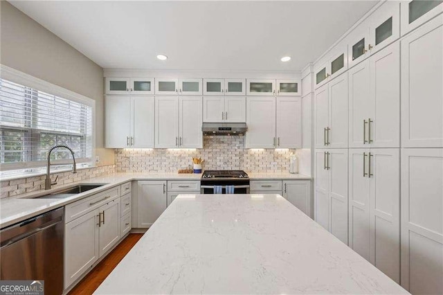 2508 Haddenham Ln SW, Smyrna, GA 30082 - kitchen featuring stainless steel appliances, under cabinet range hood, white cabinets, tasteful backsplash, and recessed lighting