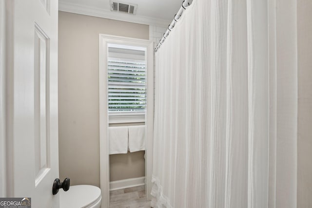 15305 Highgrove Rd, Milton, GA 30004 - full bath featuring toilet and crown molding