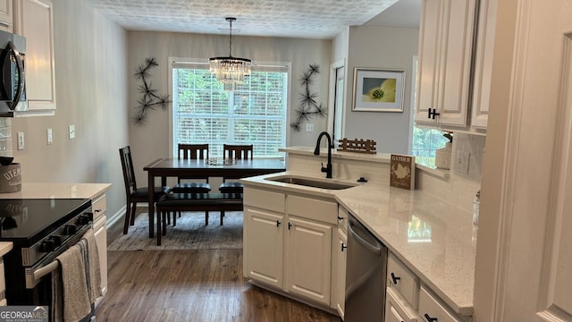 3066 Gem Creek Rd, Buford, GA 30519 - kitchen featuring stainless steel appliances, a chandelier, dark wood-style floors, a peninsula, and decorative backsplash